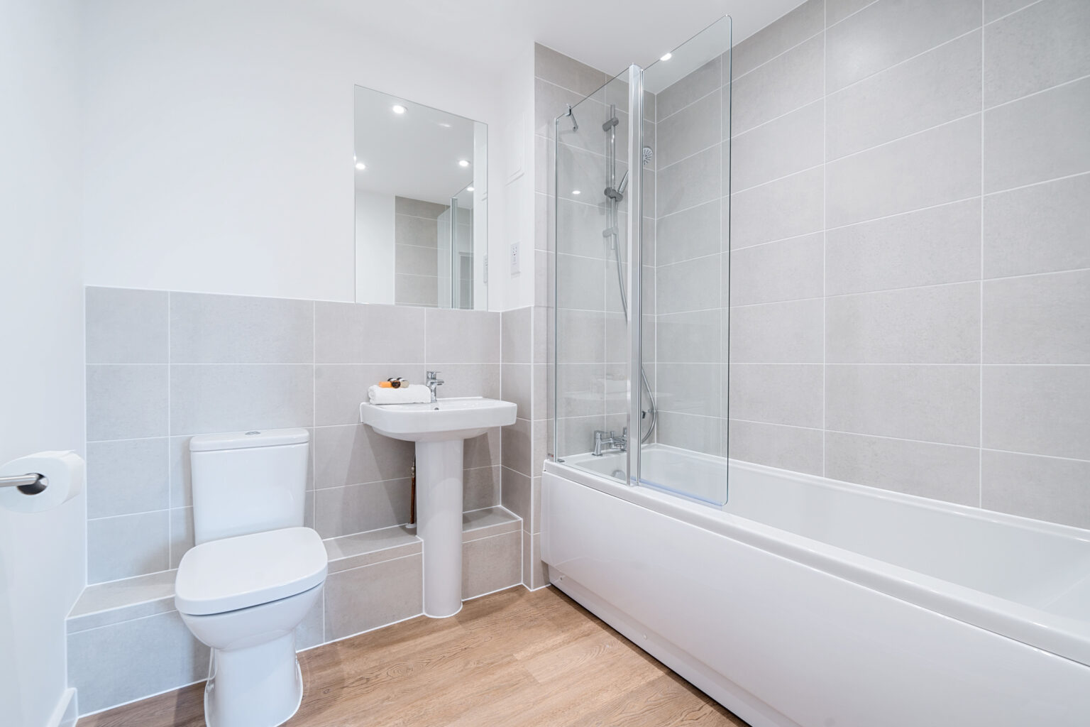 497 walton court united kingdom walton on thames 1 hewitts way 4.masterbathroom