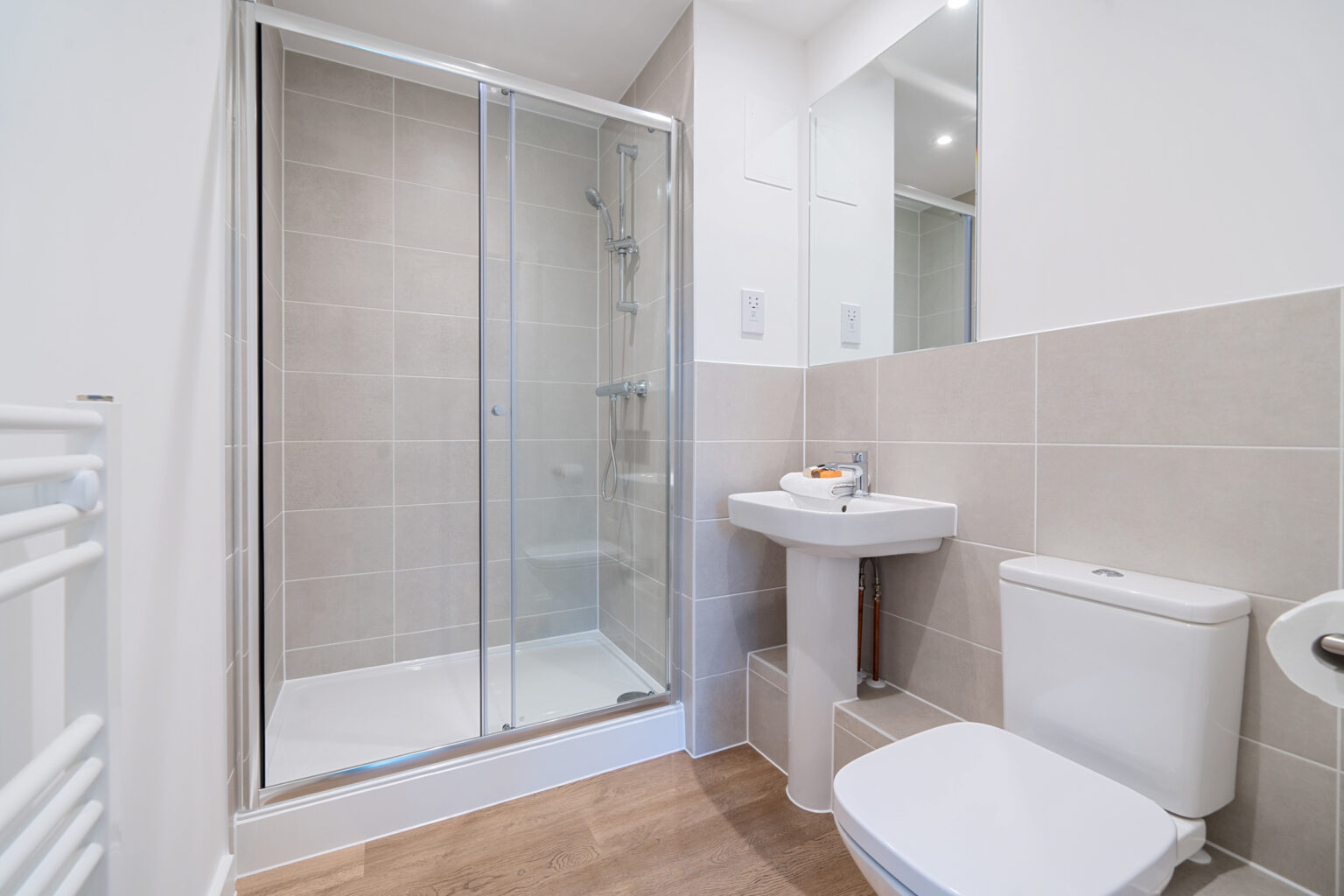 497 walton court united kingdom walton on thames 1 hewitts way 6.ensuitebathroom