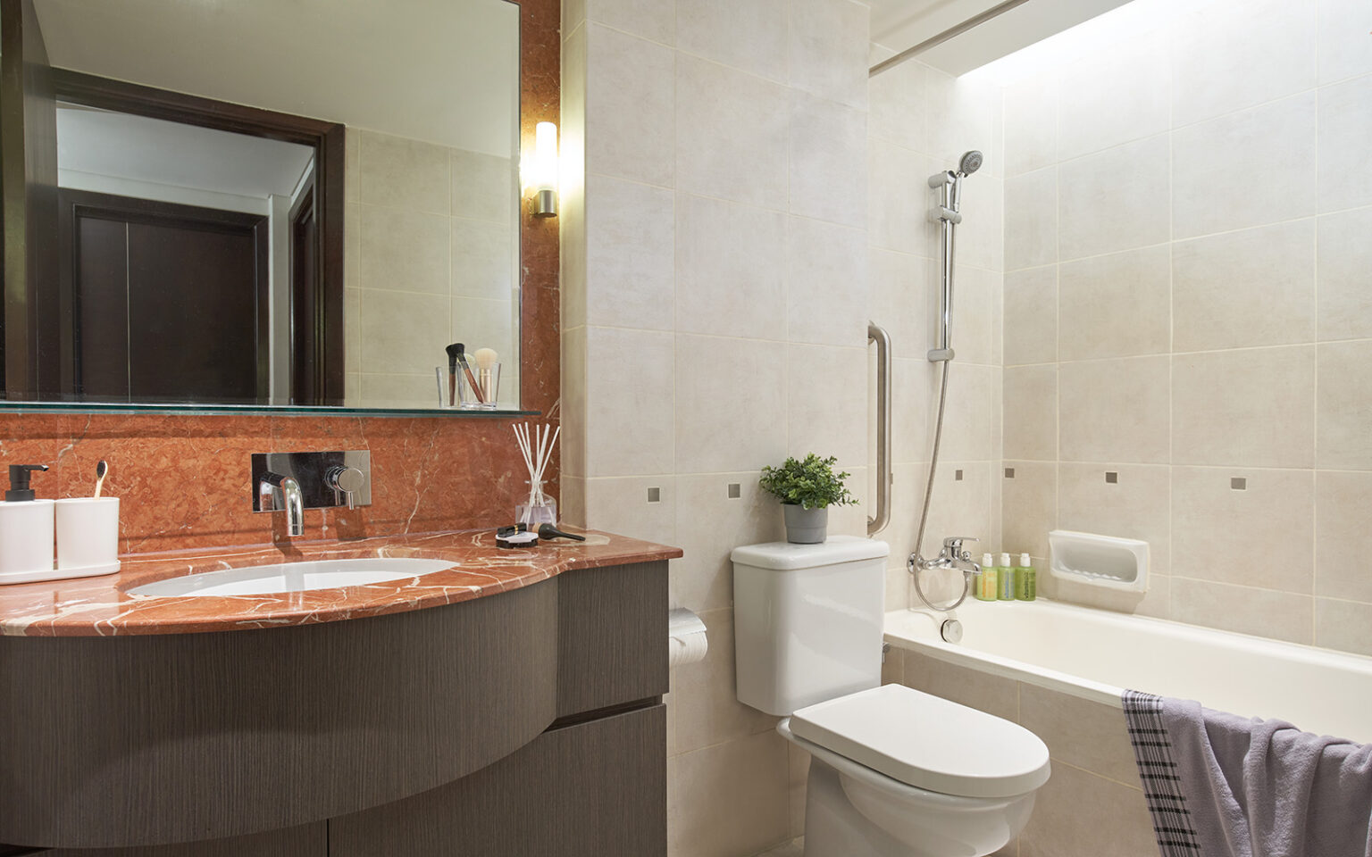 sr singapore somerset bencoolen 1brd bathroom with bathtub hr