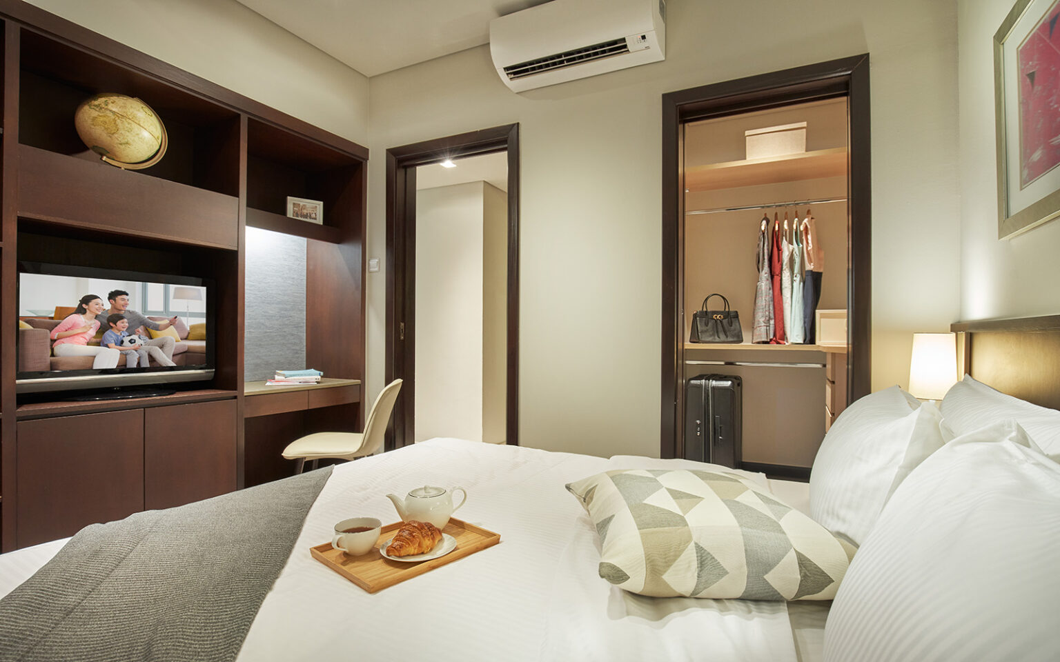 sr singapore somerset bencoolen 1brd bedroom with walk in wardrobe hr