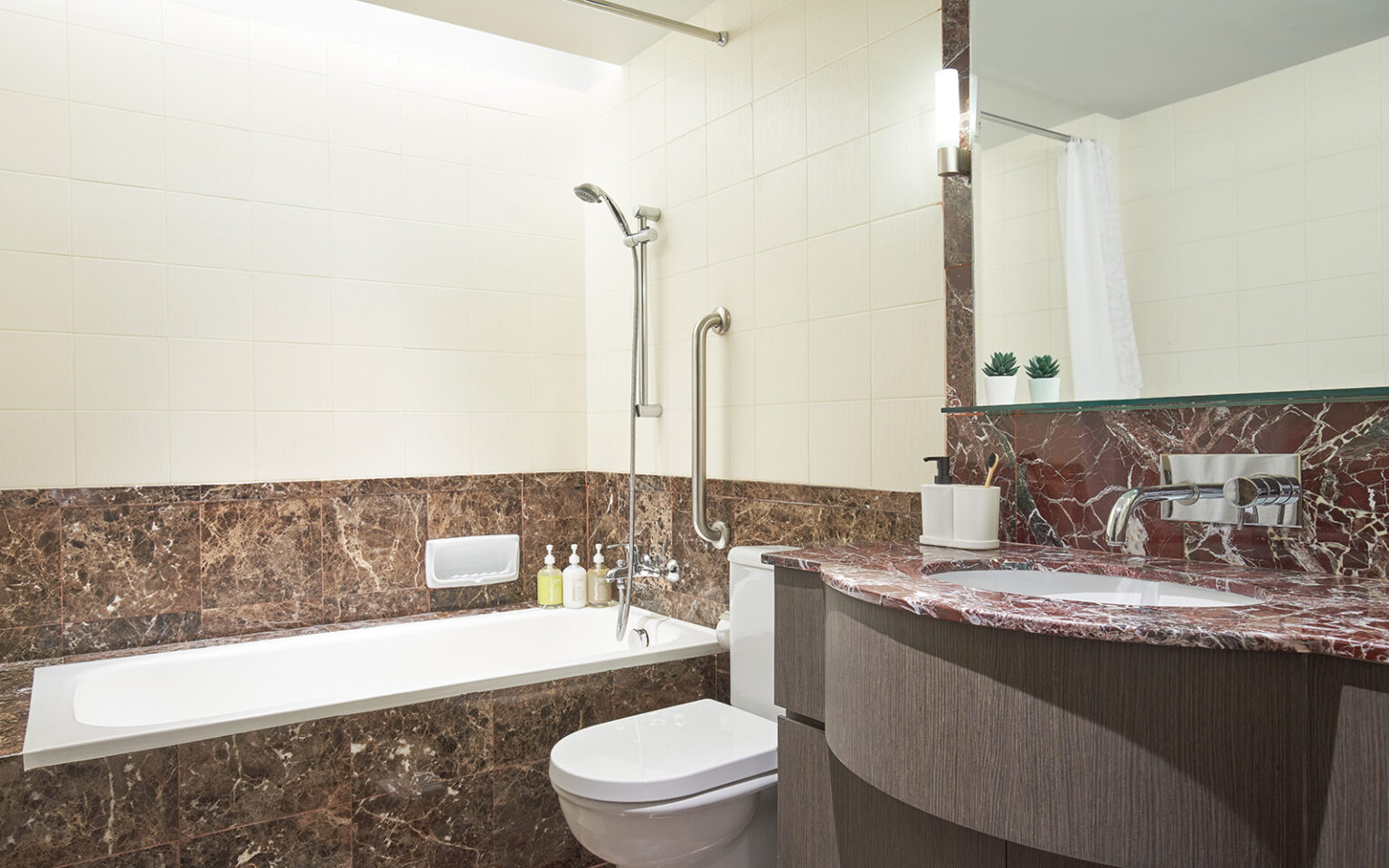 sr singapore somerset bencoolen 2brd bathroom with bathtub hr