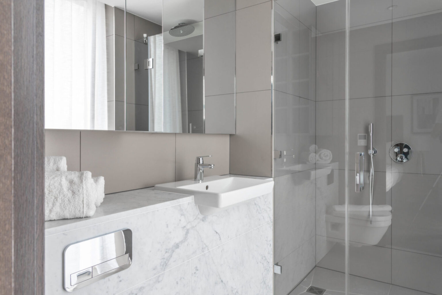 242 bathroom 1 scaled