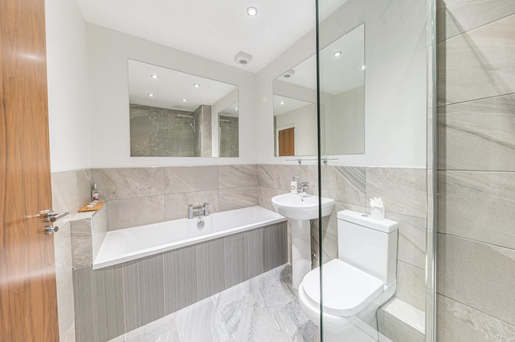 flat4 city executive bathroom with mirrors 1024x681 2