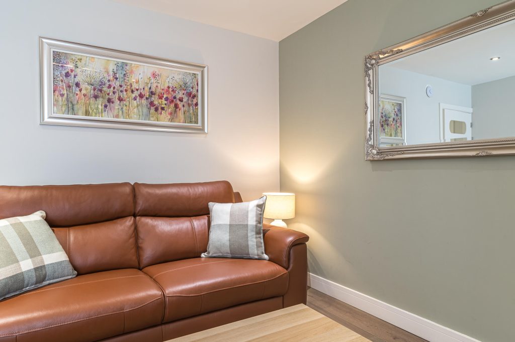 flat4 city executive leather sofa and paintings 1024x681 2