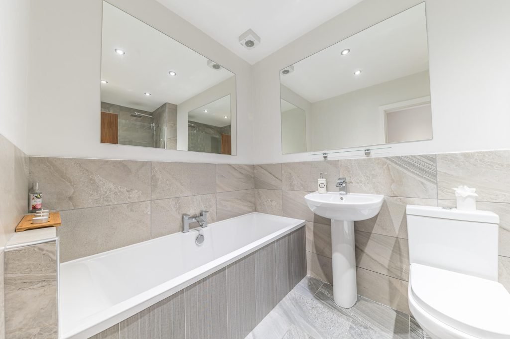 flat4 city executive modern bathroom 1024x681 2