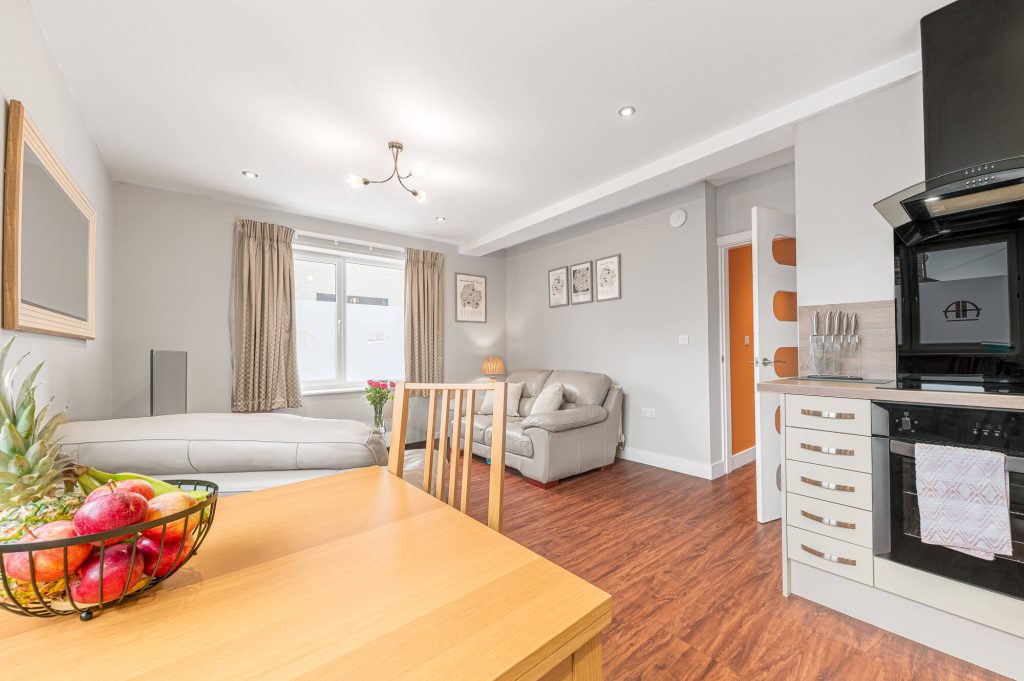 flat5 deluxe 1 bedroom dining area overlooking lounge 1024x681
