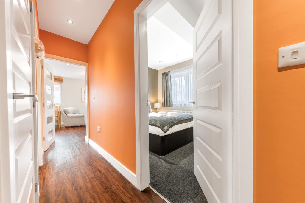 flat5 deluxe 1 bedroom hallway to bedroom 1024x681