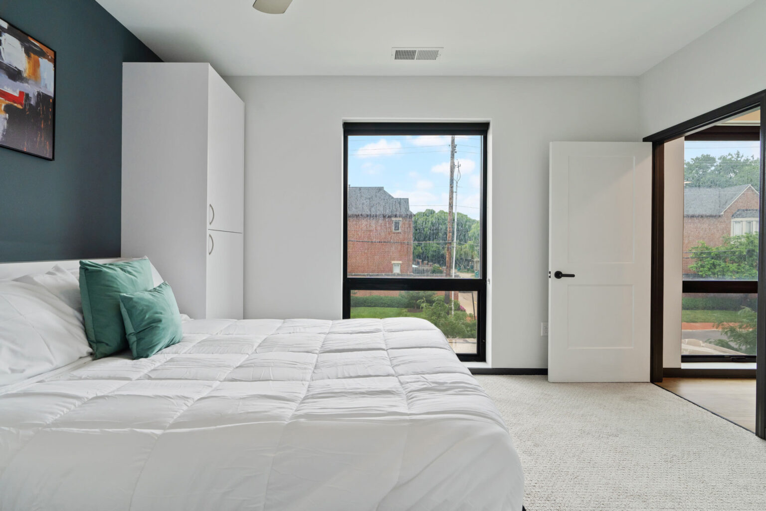 c327acc0 4f28 11ef 9d17 732b0d804f3a