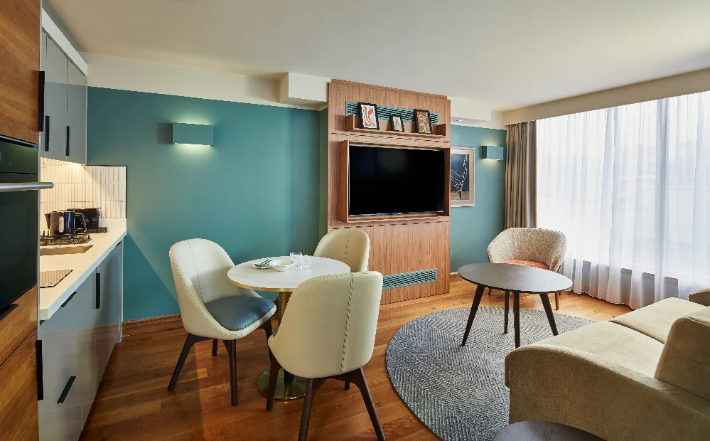 501 living room kitchen.jpg