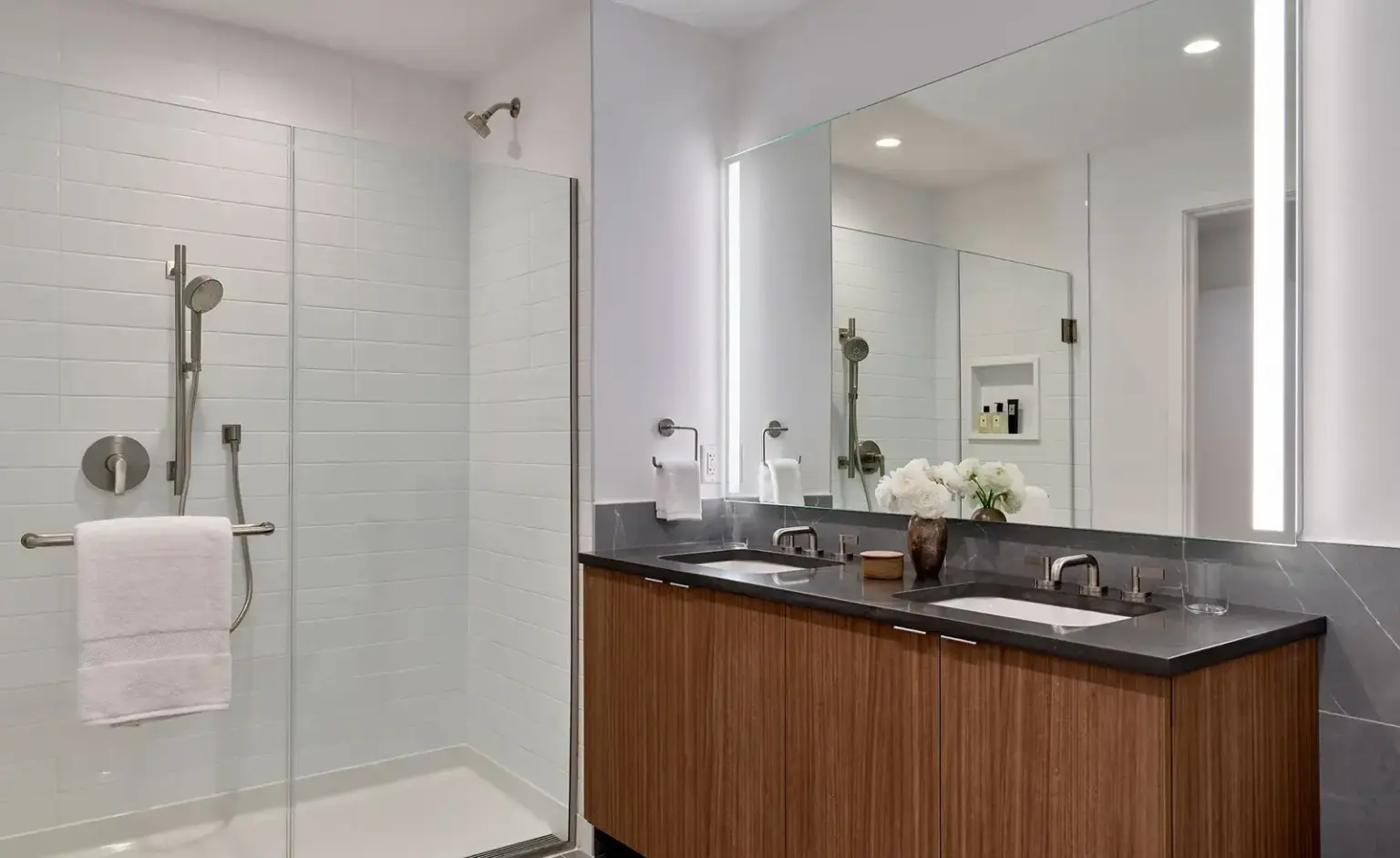 ave 5 cottage apartment bathroom landscapexl